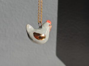 pendant grey hen