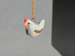 pendant grey hen