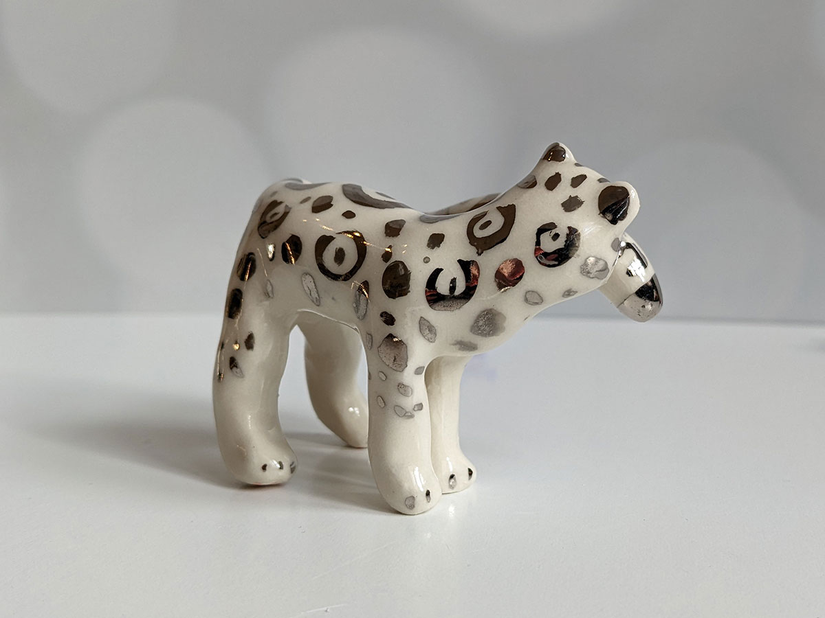 https://www.kness.fr/wp-content/uploads/2021/12/porcelain-figurine-snow-leopard-white-gold-6.jpg