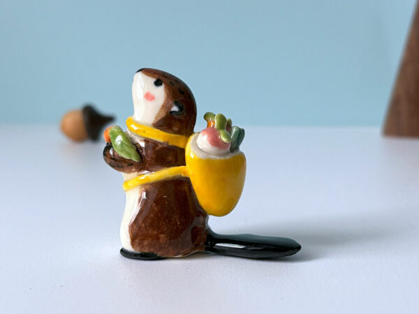 Figurine Porcelaine : Maman Castor a fait les courses – Image 2