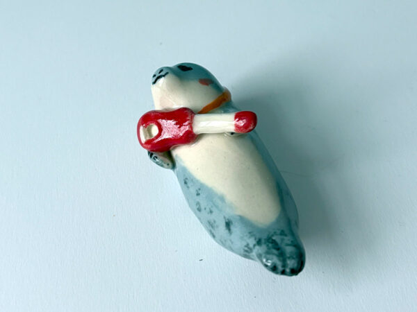 Figurine - Guitar Playing Seal - Image 4