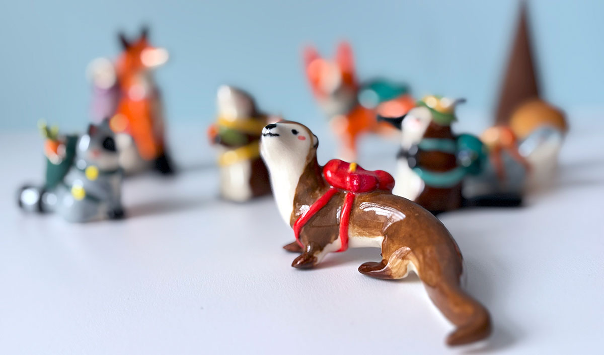 Cute handmade figurines by kness, otters and fox in a backpack, one of a kind collectible porcelain figurines from Montréal, QC, Canada. adorables figurines en porcelaine faites à la main par Kness au Québec, Canada